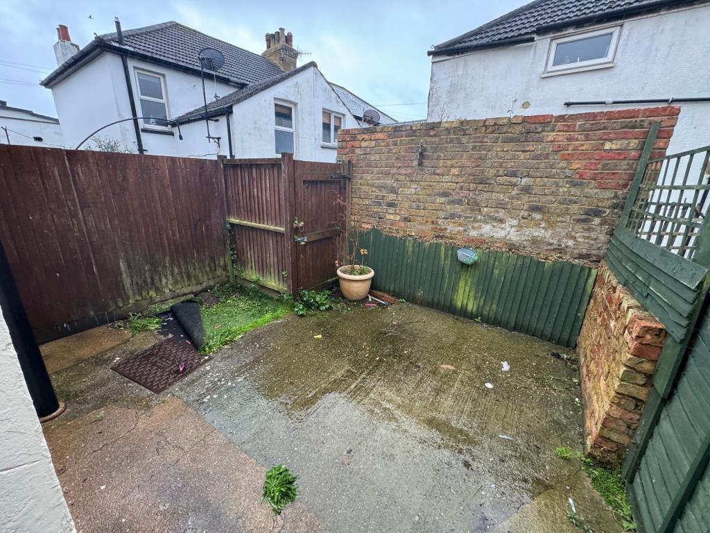 Lot: 139 - TWO-BEDROOM END-TERRACE HOUSE WITH COURTYARD GARDEN - Courtyard garden